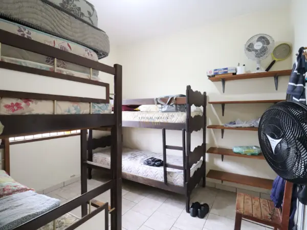 Casa - Edícula com 2 quartos  a 481,00 metros praia.