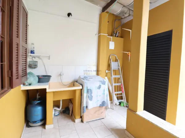 Casa - Edícula com 2 quartos  a 481,00 metros praia.