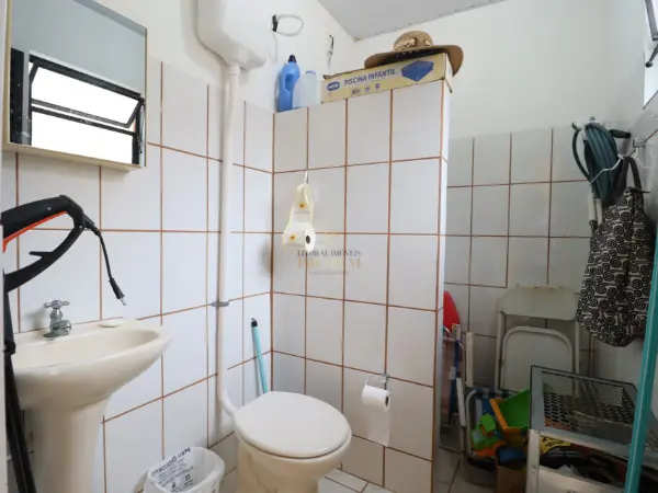 Casa - Edícula com 2 quartos  a 481,00 metros praia.