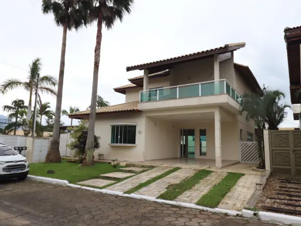 Casa - Sobrado com 4 quartos (sendo 4 suite(s)) a 900,00 metros praia.