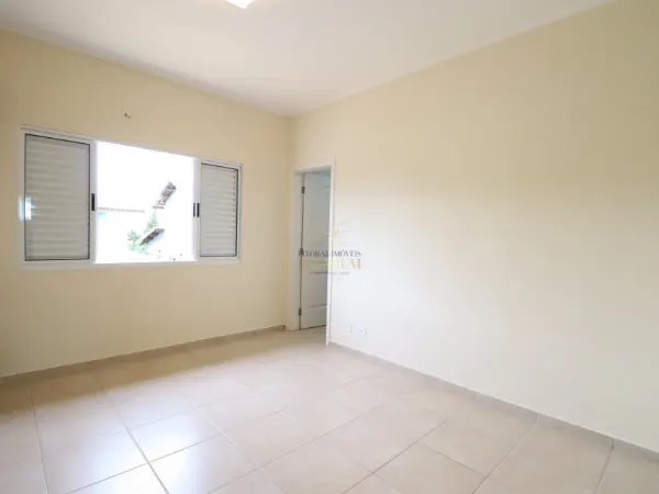 Casa - Sobrado com 4 quartos (sendo 4 suite(s)) a 900,00 metros praia.