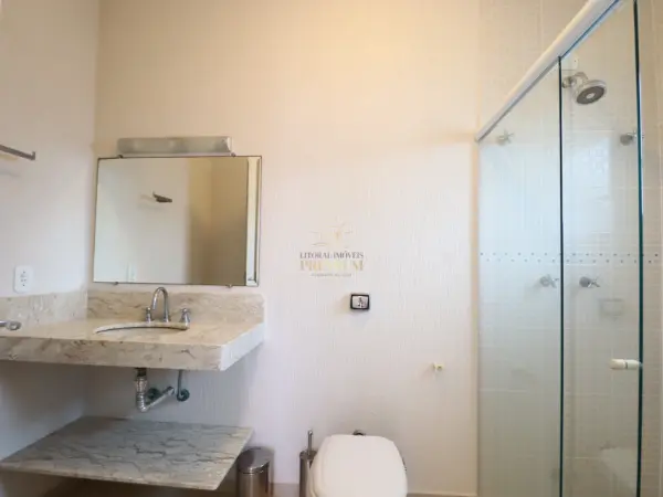 Casa - Sobrado com 4 quartos (sendo 4 suite(s)) a 900,00 metros praia.