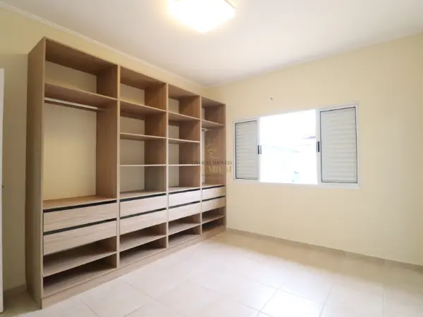 Casa - Sobrado com 4 quartos (sendo 4 suite(s)) a 900,00 metros praia.