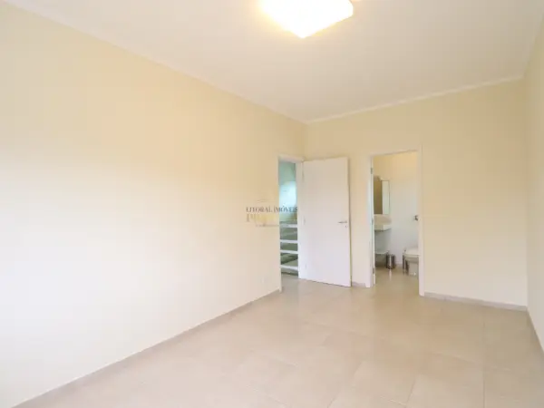 Casa - Sobrado com 4 quartos (sendo 4 suite(s)) a 900,00 metros praia.