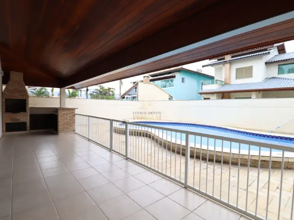 Casa - Sobrado com 4 quartos (sendo 4 suite(s)) a 900,00 metros praia.