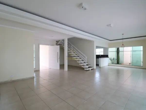 Casa - Sobrado com 4 quartos (sendo 4 suite(s)) a 900,00 metros praia.