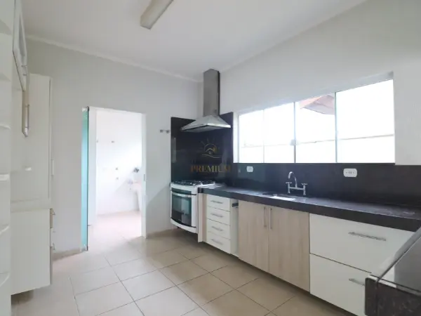 Casa - Sobrado com 4 quartos (sendo 4 suite(s)) a 900,00 metros praia.