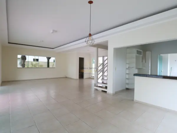 Casa - Sobrado com 4 quartos (sendo 4 suite(s)) a 900,00 metros praia.