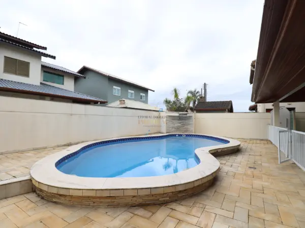 Casa - Sobrado com 4 quartos (sendo 4 suite(s)) a 900,00 metros praia.