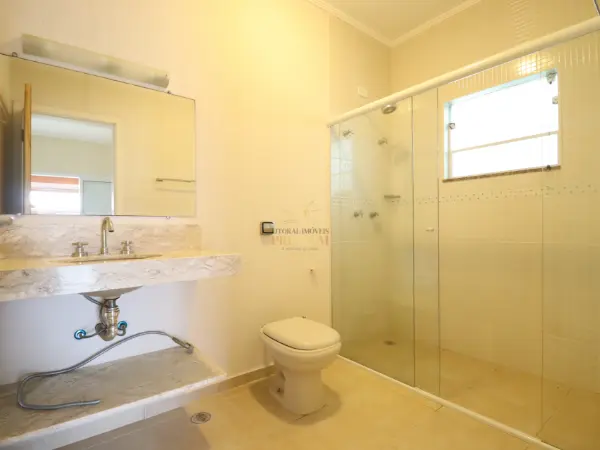 Casa - Sobrado com 4 quartos (sendo 4 suite(s)) a 900,00 metros praia.