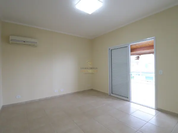 Casa - Sobrado com 4 quartos (sendo 4 suite(s)) a 900,00 metros praia.