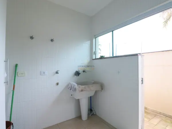 Casa - Sobrado com 4 quartos (sendo 4 suite(s)) a 900,00 metros praia.