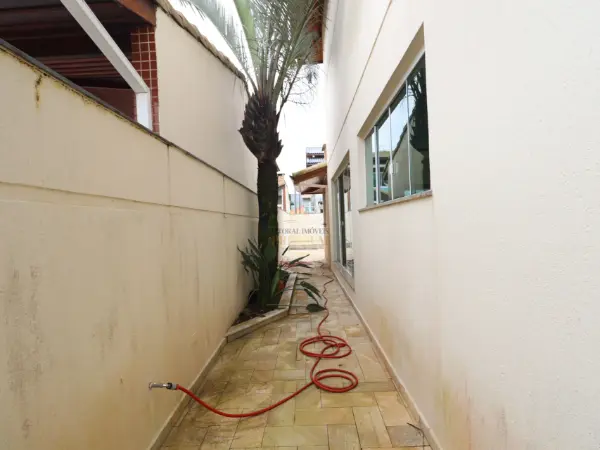 Casa - Sobrado com 4 quartos (sendo 4 suite(s)) a 900,00 metros praia.