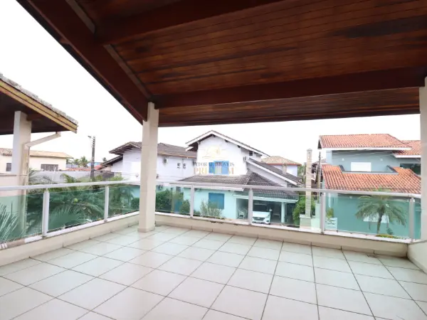 Casa - Sobrado com 4 quartos (sendo 4 suite(s)) a 900,00 metros praia.