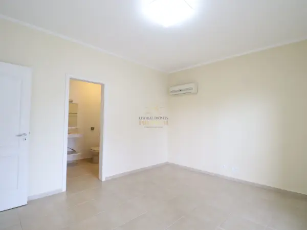 Casa - Sobrado com 4 quartos (sendo 4 suite(s)) a 900,00 metros praia.
