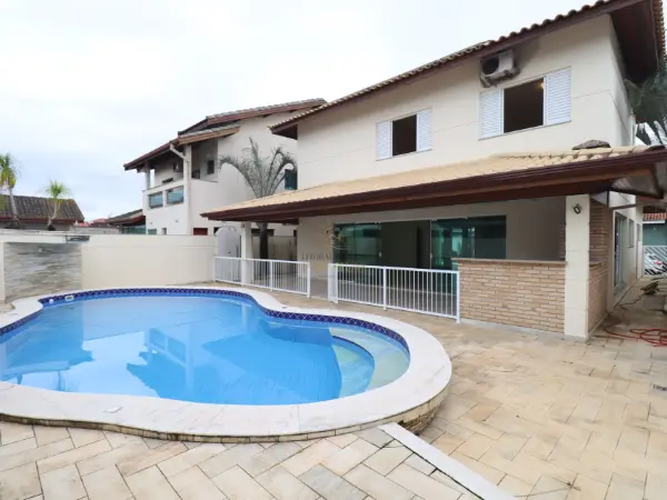 Casa - Sobrado com 4 quartos (sendo 4 suite(s)) a 900,00 metros praia.