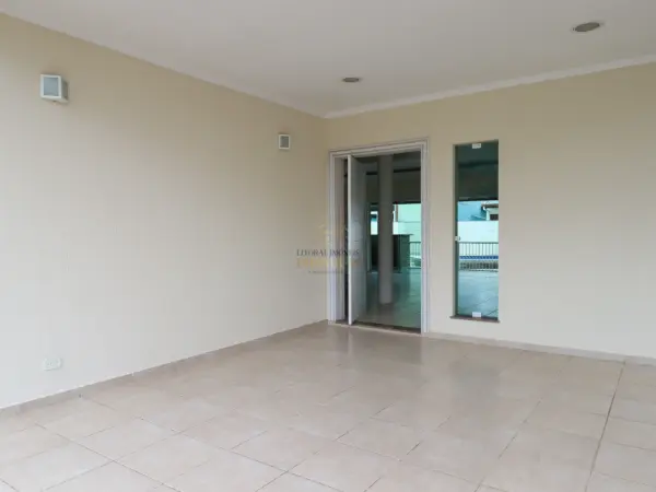 Casa - Sobrado com 4 quartos (sendo 4 suite(s)) a 900,00 metros praia.