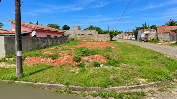 Terreno - Amplo com  quartos  a 3,00 metros praia.