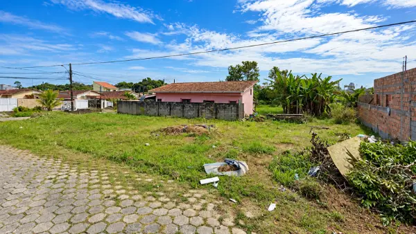 Terreno - Amplo com  quartos  a 3,00 metros praia.