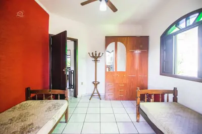 Casa - Assobradada com 3 dormitórios (sendo 1 suite(s)) a 1300,00 metros praia.