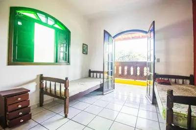 Casa - Assobradada com 3 dormitórios (sendo 1 suite(s)) a 1300,00 metros praia.