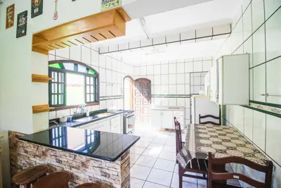 Casa - Assobradada com 3 dormitórios (sendo 1 suite(s)) a 1300,00 metros praia.