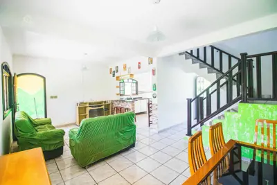 Casa - Assobradada com 3 dormitórios (sendo 1 suite(s)) a 1300,00 metros praia.