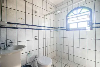 Casa - Assobradada com 3 dormitórios (sendo 1 suite(s)) a 1300,00 metros praia.