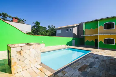 Casa - Assobradada com 3 dormitórios (sendo 1 suite(s)) a 1300,00 metros praia.