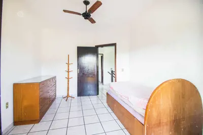 Casa - Assobradada com 3 dormitórios (sendo 1 suite(s)) a 1300,00 metros praia.