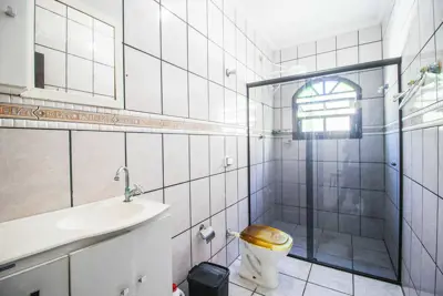 Casa - Assobradada com 3 dormitórios (sendo 1 suite(s)) a 1300,00 metros praia.