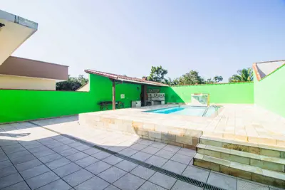 Casa - Assobradada com 3 dormitórios (sendo 1 suite(s)) a 1300,00 metros praia.