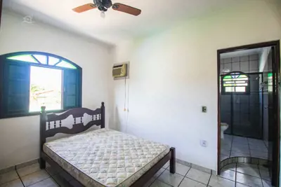 Casa - Assobradada com 3 dormitórios (sendo 1 suite(s)) a 1300,00 metros praia.