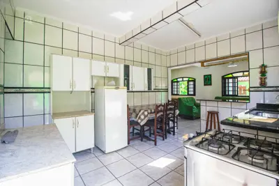 Casa - Assobradada com 3 dormitórios (sendo 1 suite(s)) a 1300,00 metros praia.