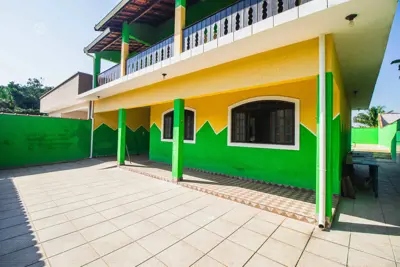 Casa - Assobradada com 3 dormitórios (sendo 1 suite(s)) a 1300,00 metros praia.