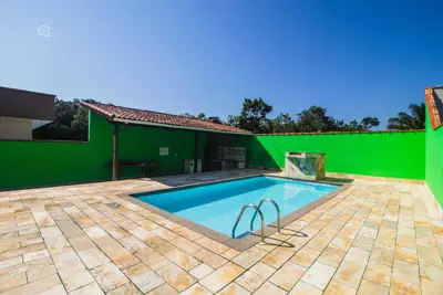 Casa - Assobradada com 3 dormitórios (sendo 1 suite(s)) a 1300,00 metros praia.