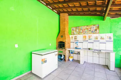 Casa - Assobradada com 3 dormitórios (sendo 1 suite(s)) a 1300,00 metros praia.