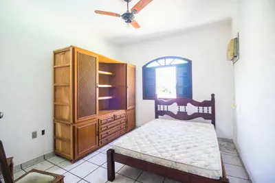 Casa - Assobradada com 3 dormitórios (sendo 1 suite(s)) a 1300,00 metros praia.