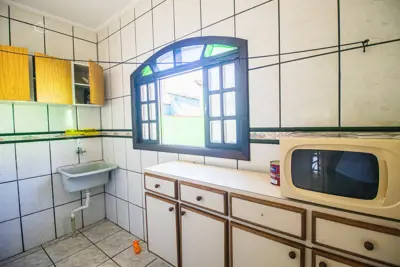 Casa - Assobradada com 3 dormitórios (sendo 1 suite(s)) a 1300,00 metros praia.