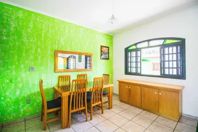 Casa - Assobradada com 3 dormitórios (sendo 1 suite(s)) a 1300,00 metros praia.