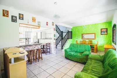 Casa - Assobradada com 3 dormitórios (sendo 1 suite(s)) a 1300,00 metros praia.