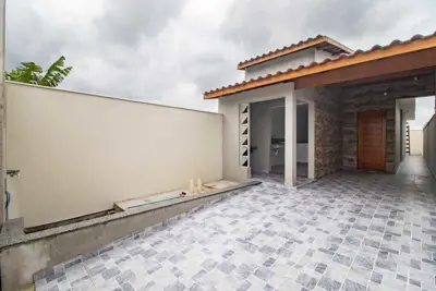 Casa - Térrea com 2 dormitórios (sendo 1 suite(s)) a 2000,00 metros praia.