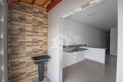 Casa - Térrea com 2 dormitórios (sendo 1 suite(s)) a 2000,00 metros praia.