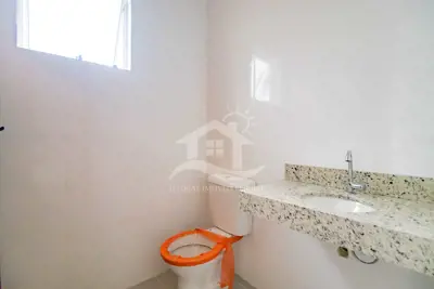 Casa - Térrea com 2 dormitórios (sendo 1 suite(s)) a 2000,00 metros praia.