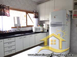 Casa - Sobrado com 3 dormitórios (sendo 3 suite(s)) a 500,00 metros praia.