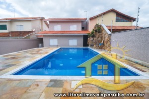 Casa - Sobrado com 4 dormitórios (sendo 4 suite(s)) a 200,00 metros praia.