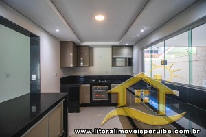 Casa - Sobrado com 4 dormitórios (sendo 4 suite(s)) a 200,00 metros praia.