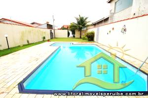 Casa - Térrea com piscina com 3 dormitórios (sendo 1 suite(s)) a 600,00 metros praia.