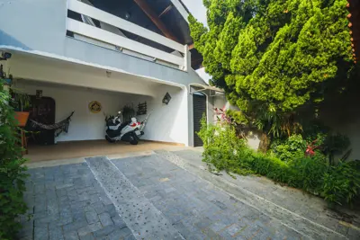 Casa - Sobrado com 3 quartos (sendo 1 suite(s)) a 0,00 metros praia.