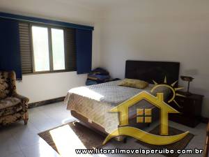 Casa - Térrea com 3 dormitórios (sendo 2 suite(s)) a 600,00 metros praia.